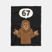 Bigfoot 67 Meme Six Seven Funny Sasquatch  Fleecedecke (Vorderseite)