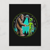 Bigfoot Alien Alliance - Funny Scifi Cryptid Postkarte (Vorderseite)