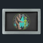 Bigfoot Alien Alliance - Funny Scifi Cryptid Rechteckige Gürtelschnalle<br><div class="desc">Treten Sie ein in eine Welt, in der das Außergewöhnliche mit diesem faszinierenden Design auf das Unerklärte trifft. Im Herzen des Bigfoot breitet sich ein legendärer Bigfoot eine freundliche Hand auf eine Alien aus, die beide im ätherischen Glanz eines UFO’s Strahlen gebadet wird. Set vor dem Hintergrund eines ruhigen Kiefernwaldes...</div>
