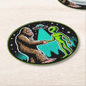 Bigfoot Alien Alliance - Funny Scifi Cryptid Runder Pappuntersetzer (Angewinkelt)