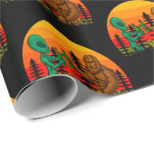 Bigfoot Alien Beer Time Sunset Forest Geschenkpapier (Rolleneckpunkt)
