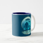 Bigfoot Alien UFO Zweifarbige Tasse (VorderseiteRechts)