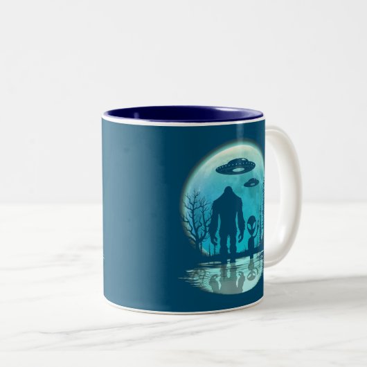 Bigfoot Alien UFO Zweifarbige Tasse (VorderseiteRechts)