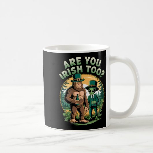 Bigfoot and Alien Drinking Beer Funny St Patricks Kaffeetasse (Rechts)