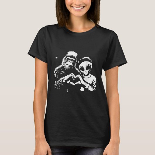 Bigfoot and Alien Heart Hands Funny Valentines Big T-Shirt (Vorderseite)