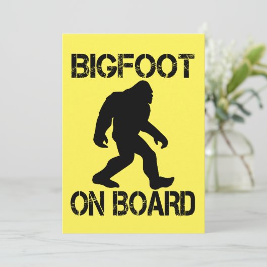 Bigfoot auf Board Funny Bigfoot Einladung (Stehend Vorderseite)