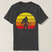 Bigfoot Ax Throwing Sasquatch Retro T-Shirt (Design vorne)