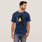 Bigfoot Bauer mit Hay Bale Funny Sasquatch T-Shirt (Vorne ganz)