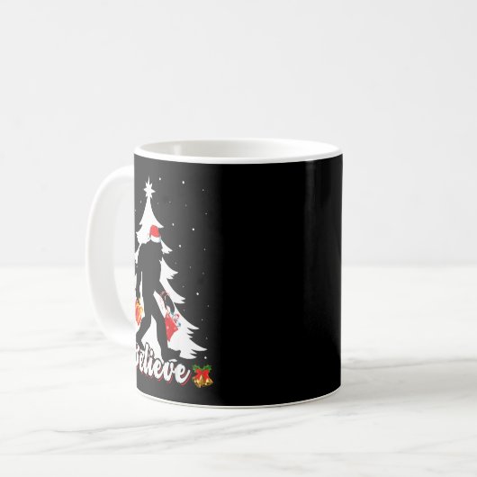 Bigfoot Believe Christmas Tree Funny Santa Sasquat Kaffeetasse (Vorderseite Links)