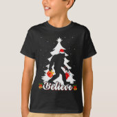 Bigfoot Believe Christmas Tree Funny Santa Sasquat T-Shirt (Vorderseite)