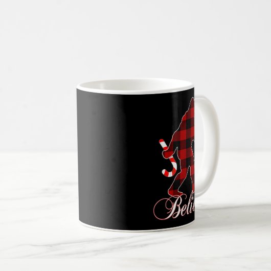 Bigfoot Buffalo Plaid Believe Candy Cane Christmas Kaffeetasse (VorderseiteRechts)