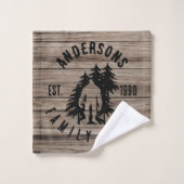 Bigfoot Cabin Rustic Wood Family Individuelle Name Badhandtuch Set (Waschlappen)