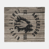 Bigfoot Cabin Rustic Wood Family Individuelle Name Fleecedecke (Vorderseite (Horizontal))