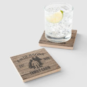Bigfoot Cabin Rustic Wood Family Individuelle Name Steinuntersetzer (Seitenansicht)