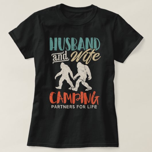Bigfoot Camping Couple_s Day Ehefrau Sasquatc T-Shirt (Design vorne)