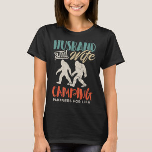 Bigfoot Camping Couple_s Day Ehefrau Sasquatc T-Shirt