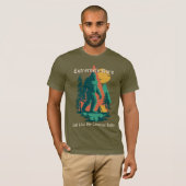 BigFoot Camping Forest Mountains Funny Custom T-Shirt (Vorne ganz)