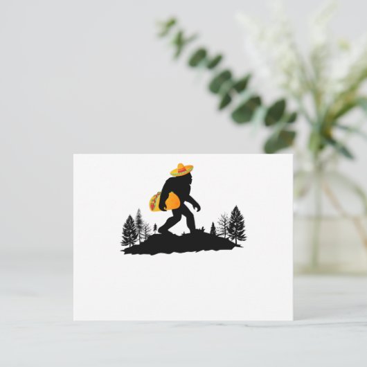 Bigfoot Carried Taco Cinco De Mayo Sasquatch Postkarte (Stehend Vorderseite)