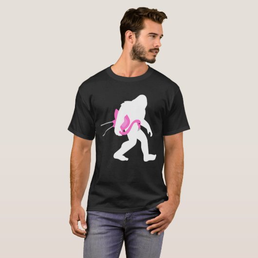 Bigfoot Carry Lawn Flamingo Funny Sasquatch T-Shirt (Vorne ganz)