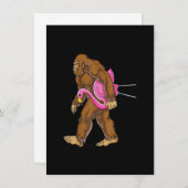Bigfoot Carry Lawn Flamingo T Shirt Funny Sasqu Einladung (Vorne/Hinten)