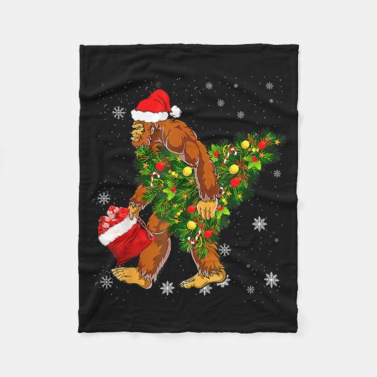 Bigfoot Carrying Christmas Tree Sasquatch Believer Fleecedecke (Vorderseite)