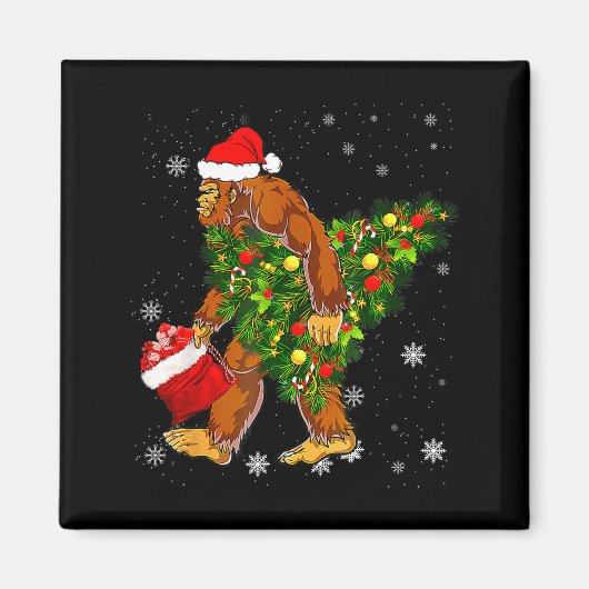 Bigfoot Carrying Christmas Tree Sasquatch Believer Magnet (Vorne)