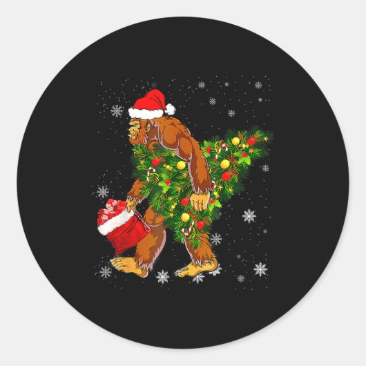 Bigfoot Carrying Christmas Tree Sasquatch Believer Runder Aufkleber (Vorderseite)