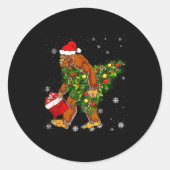 Bigfoot Carrying Christmas Tree Sasquatch Believer Runder Aufkleber (Vorderseite)