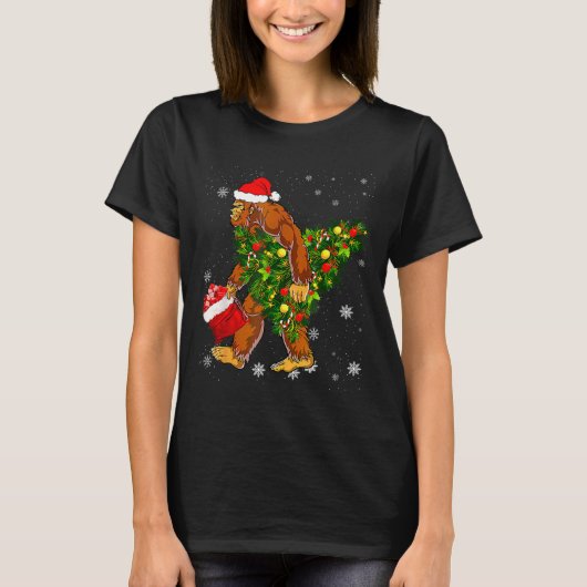Bigfoot Carrying Christmas Tree Sasquatch Believer T-Shirt (Vorderseite)