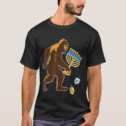 Bigfoot Carrying Hanukkah Menorah Sasquatch Believ T-Shirt (Vorderseite)