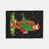 Bigfoot Christmas Tree Lights Santa Hat Funny Sasq Fleecedecke (Vorderseite (Horizontal))