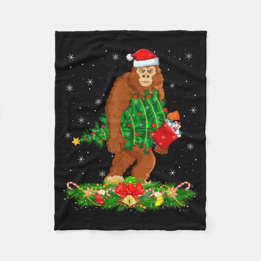 Bigfoot Christmas Tree Lights Santa Hat Funny Sasq Fleecedecke (Vorderseite)