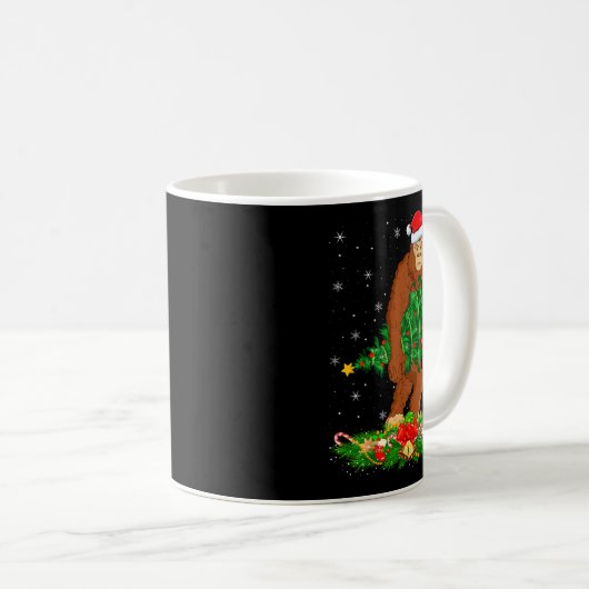 Bigfoot Christmas Tree Lights Santa Hat Funny Sasq Kaffeetasse (VorderseiteRechts)