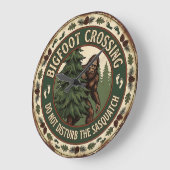 Bigfoot Crossing Sasquatch Rustikal Große Wanduhr (Winkel)