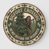 Bigfoot Crossing Sasquatch Rustikal Große Wanduhr (Vorderseite)