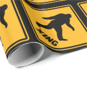 Bigfoot Crossing Signs Pattern Geschenkpapier (Rolleneckpunkt)