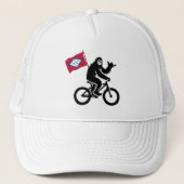 Bigfoot Cycling Arkansas Flag Truckerkappe (Vorderseite)