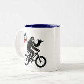 Bigfoot Cycling Utah Flag Zweifarbige Tasse (Vorderseite Links)