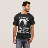 Bigfoot Dad Funny Sasquatch Gift T-Shirt (Vorne ganz)