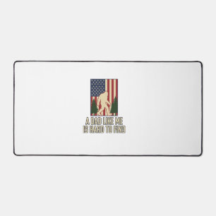 Bigfoot Dad Vintage American Flag Shirt Design_1 Schreibtischunterlage