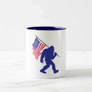 Bigfoot, das die amerikanische Flagge trägt Zweifarbige Tasse