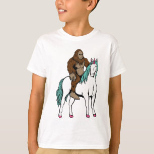 Bigfoot, der ein Einhorn reitet T-Shirt