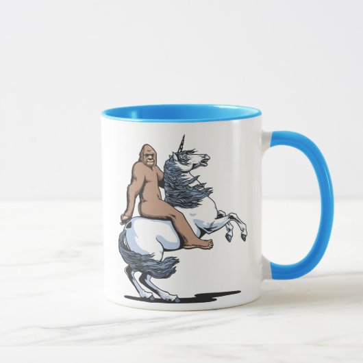 Bigfoot, der ein Einhorn reitet Tasse (Rechts)