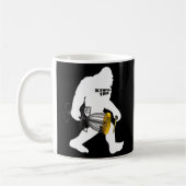 Bigfoot Disk Golf Player oder Frisbee Playing Yeti Kaffeetasse (Links)
