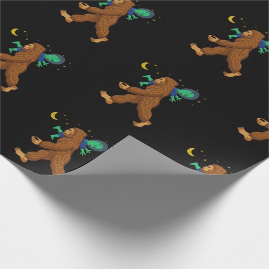 Bigfoot Entführung einer Alien Funny Paranormal Geschenkpapier (Ecke)