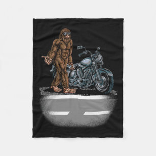 Bigfoot Fahren eines Motorrads, das versucht, eine Fleecedecke