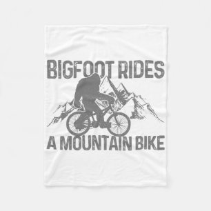 Bigfoot fährt ein Mountainbike Lustiges MTB-Fahrra Fleecedecke