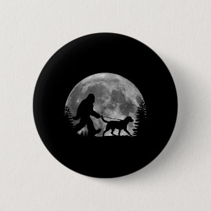 Bigfoot führt einen Hund Labrador Retriever Dad Mo Button