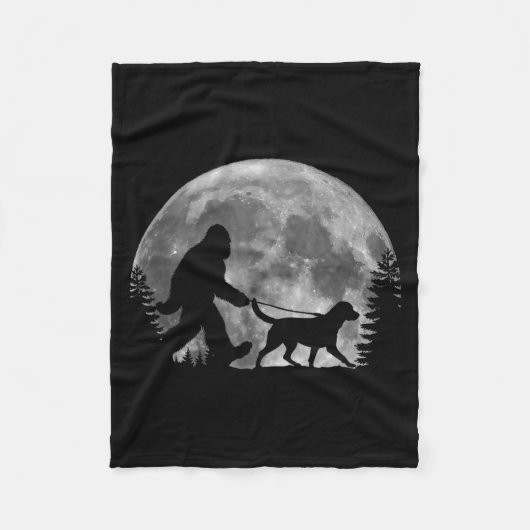 Bigfoot führt einen Hund Labrador Retriever Dad Mo Fleecedecke (Vorderseite)