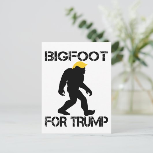 Bigfoot für Trump-Wahlen 2024 Postkarte (Stehend Vorderseite)